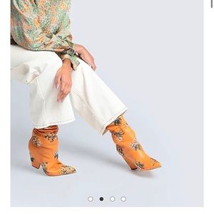 ISO TORY BURCH FEMME CAMEL BOOTS 9/9.5